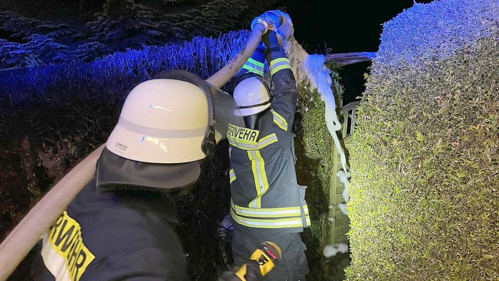 Zu einem Heckenbrand am Wanderweg/Alrich-Ibelings-Weg in Rhaudermoor war die Feuerwehr am späten Freitagabend, 23. Mai 2025, ausgerückt. Foto: Daniel Grüneke