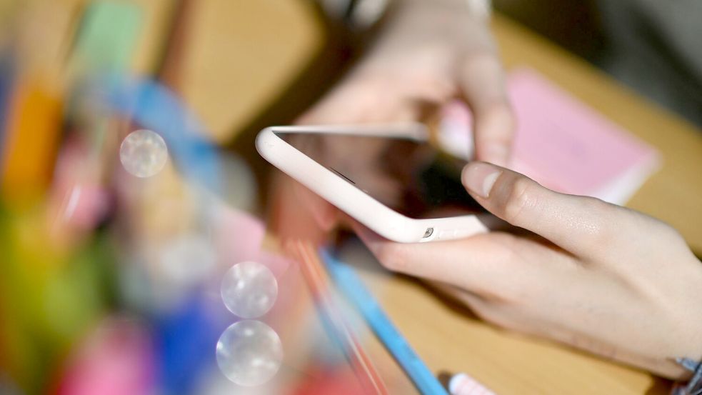Jugendliche verbringen oft täglich mehrere Stunden mit dem Smartphone in der Hand. (Symbolbid) Foto: Marijan Murat/dpa