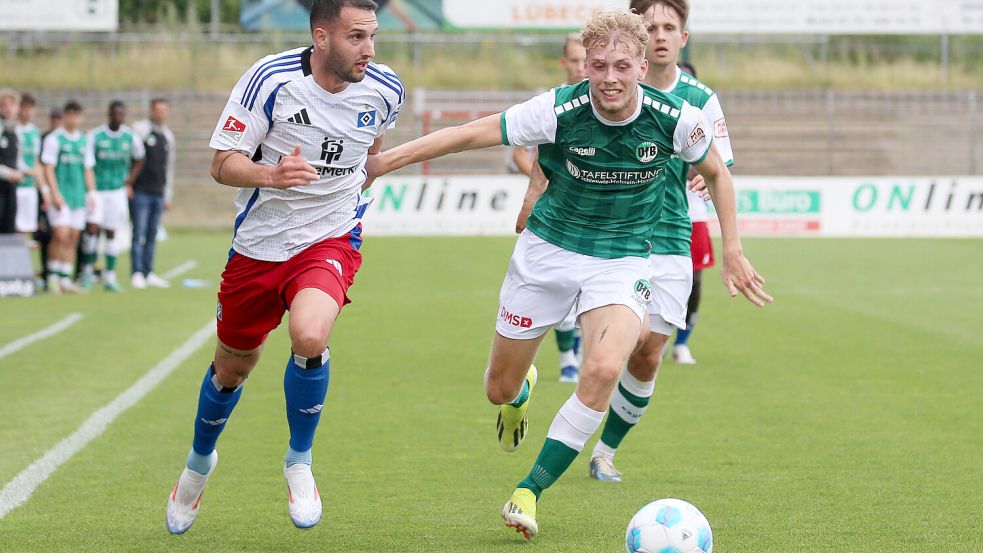 Bent Andresen (rechts) spielte die vergangene Saison beim VfB Lübeck, auch im Test gegen den Hamburger SV. Dort war er der 22-Jährige auch einige Jahre aktiv. Foto: Imago