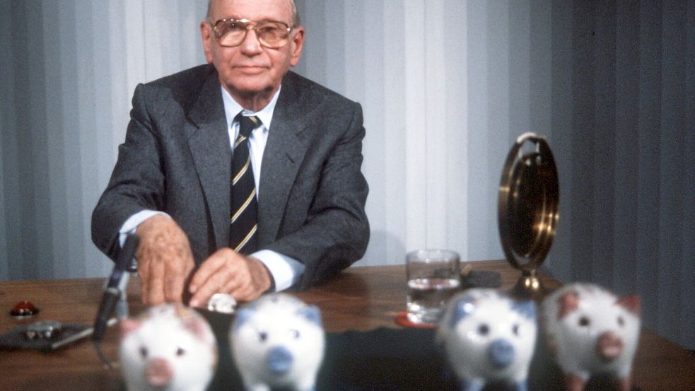 Robert Lembke, Quizmaster der heiteren Berufe-Raten-Show „Was bin ich?“, (ARD), saß im April 1985 vor seinen „Schweinderln”. Am 14. Januar 1989 starb der Showmaster – und mit ihm ein Stück Fernsehgeschichte. Foto: Istvan Bajzat/dpa