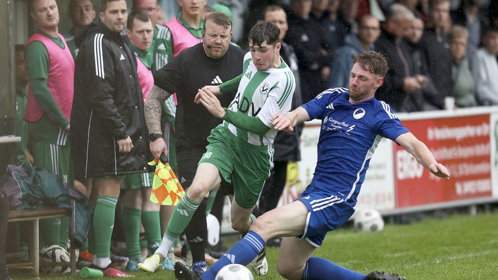 Visquard (links) ist nach dem 1:1 gegen Filsum noch im Rennen. Foto: Doden/Emden