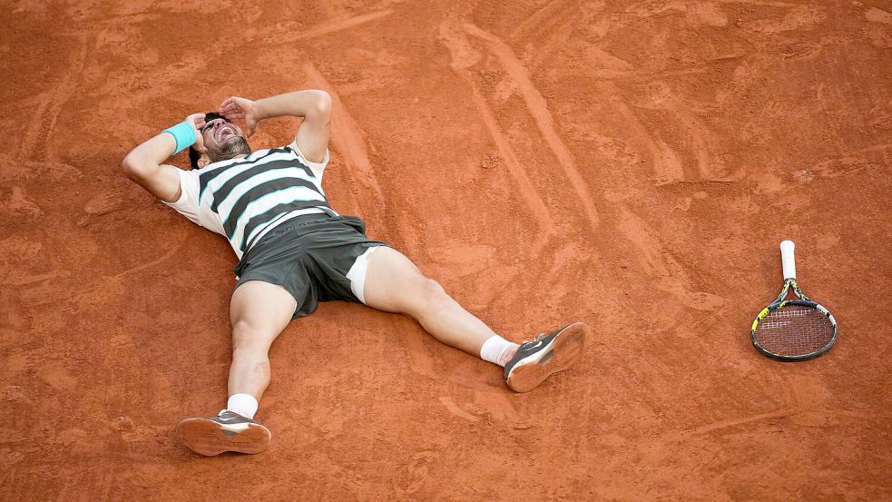Carlos Alcaraz jubelt. Foto: Christophe Ena/AP/dpa