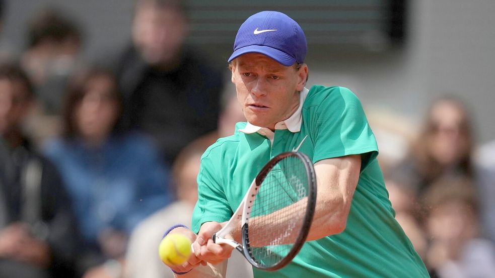 Jannik Sinner muss in Paris eine bittere Final-Niederlage hinnehmen. Foto: Christophe Ena/AP/dpa