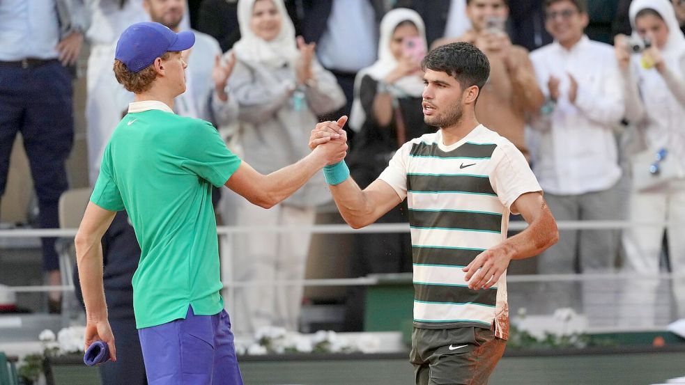 Handschlag nach brutalem Finale: Alcaraz bekommt Glückwünsche von Sinner. Foto: Thibault Camus/AP/dpa