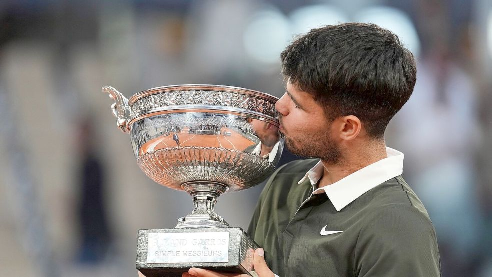 Carlos Alcaraz holt seinen fünften Grand-Slam-Titel. Foto: Thibault Camus/AP/dpa