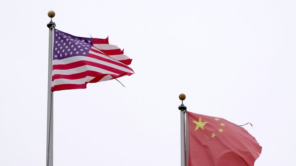 China und die USA liefern sich seit Monaten einen Handelsstreit um Zölle und die Ausfuhr wichtiger Produkte. (Symbolbild) Foto: Jeff Chiu/AP/dpa