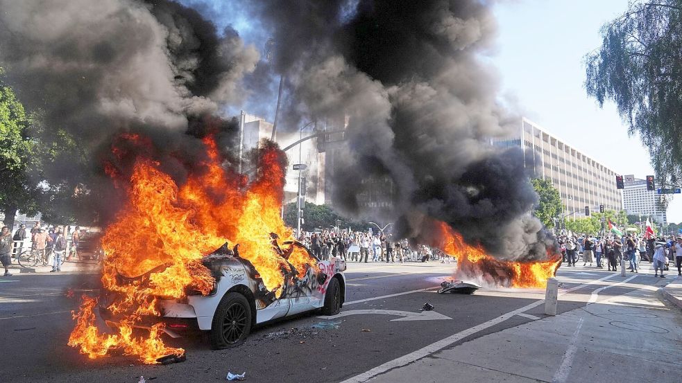 Am Rande der friedlichen Proteste kam es auch zu Zusammenstößen mit der Polizei. Foto: Jae C. Hong/AP/dpa