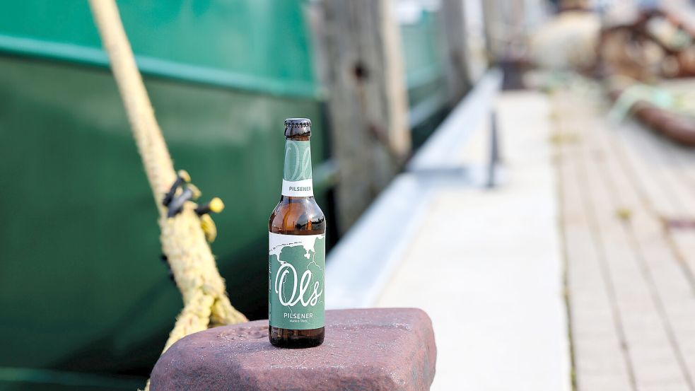 Maritimer Hintergrund und Ostfriesland-Karte auf der Flasche: Das Ols nutzt den Küsten-Charme als Vermarktungsstrategie. Foto: Old Brauerei