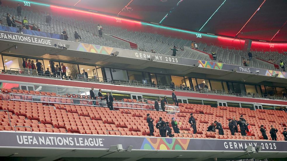 Die Polizei und Rettungskräfte stehen nach dem Nations-League-Finale auf der Tribüne. Foto: Christian Charisius/dpa