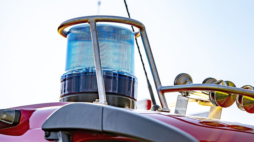 Auf dem Dach eines Einsatzfahrzeugs der Feuerwehr ist ein Blaulicht zu sehen (zu dpa: „Saar-Feuerwehr trotzt Corona mit Improvisationstalent“). +++ dpa-Bildfunk +++