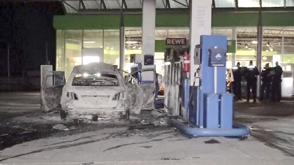Ein ausgebranntes Fahrzeug steht an einer Zapfsäule auf einer Tankstelle in Hannover. Foto: -/dpa