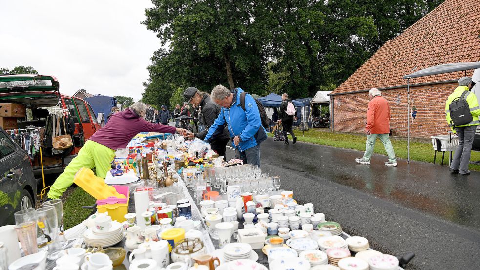 Das Wetter ließ den traditionellen Straßenflohmarkt in Schwerinsdorf nicht ins Wasser fallen. Foto: Melchert Stromann