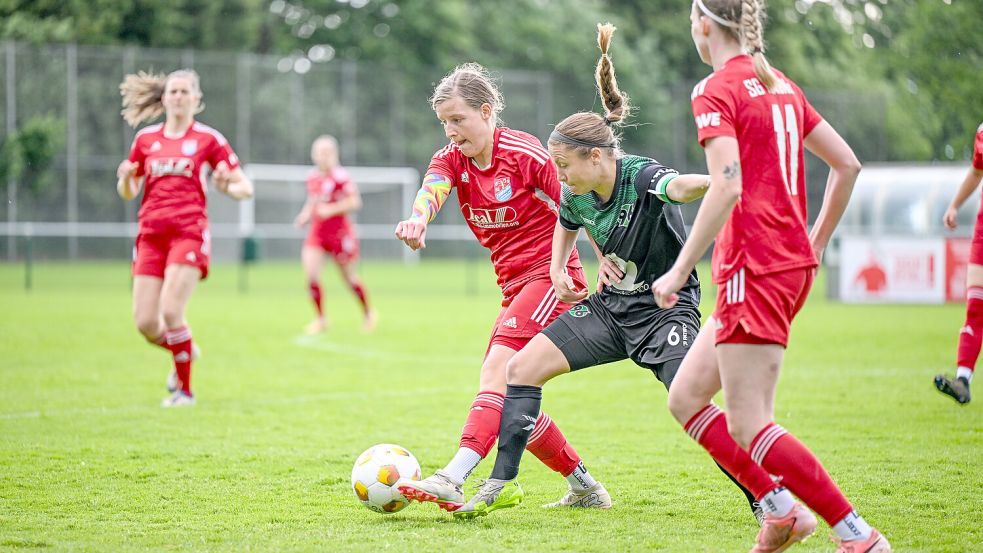 Der SV TiMoNo (rote Trikots) kämpfte bis zum Schluss, verlor dann aber durch ein spätes Gegentor. Foto. Andre van Elten