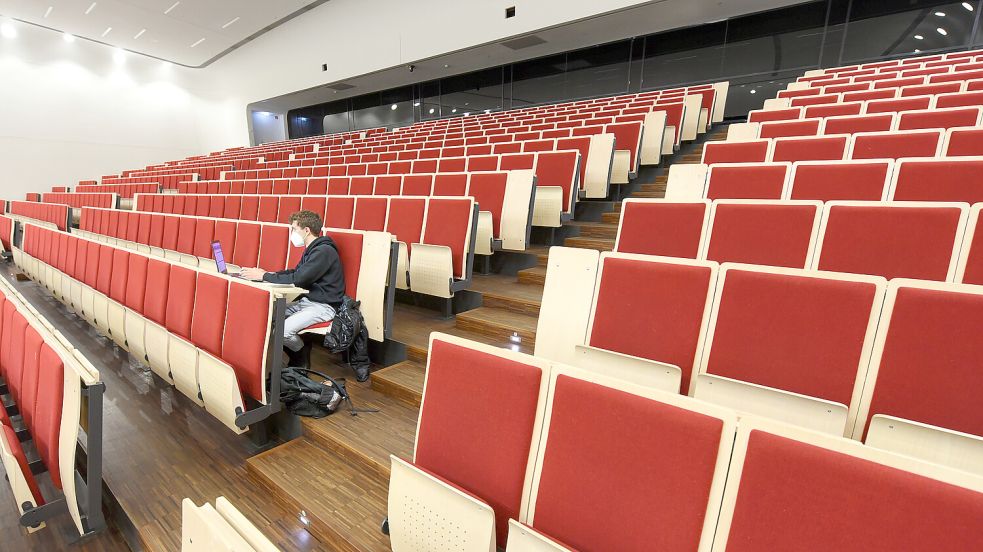 Oft müssen Studierende, aus Nicht-Akademikerfamilien oder mit weniger finanziellen Mitteln härter für ihren Abschluss arbeiten. Foto: dpa/Waltraud Grubitzsch