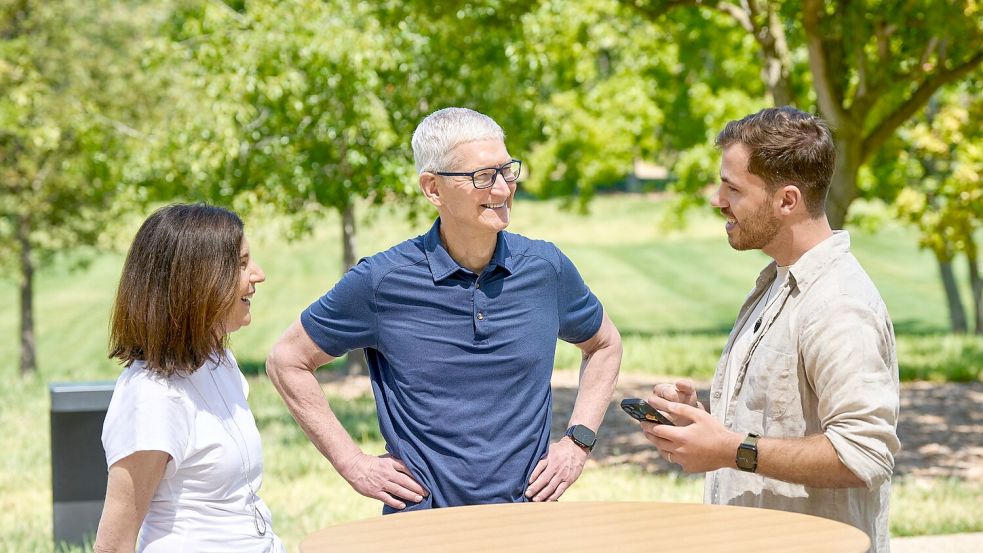 Ein Dresdner Student (r) gewinnt einen Entwickler-Wettbewerb von Apple für Studenten. Foto: Apple/dpa
