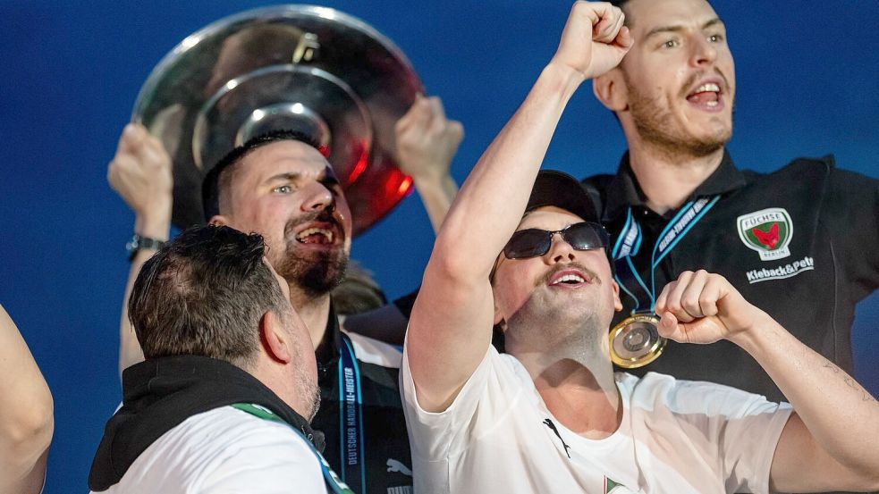 Die Meisterschale blieb nicht lange trocken. Foto: Fabian Sommer/dpa
