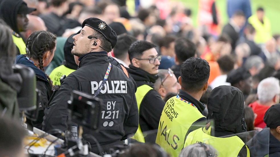 Der Vorfall in der Verlängerung sorgte für ein Großaufgebot an Sicherheitskräften und medizinischem Personal auf der Tribüne. Foto: Sven Hoppe/dpa