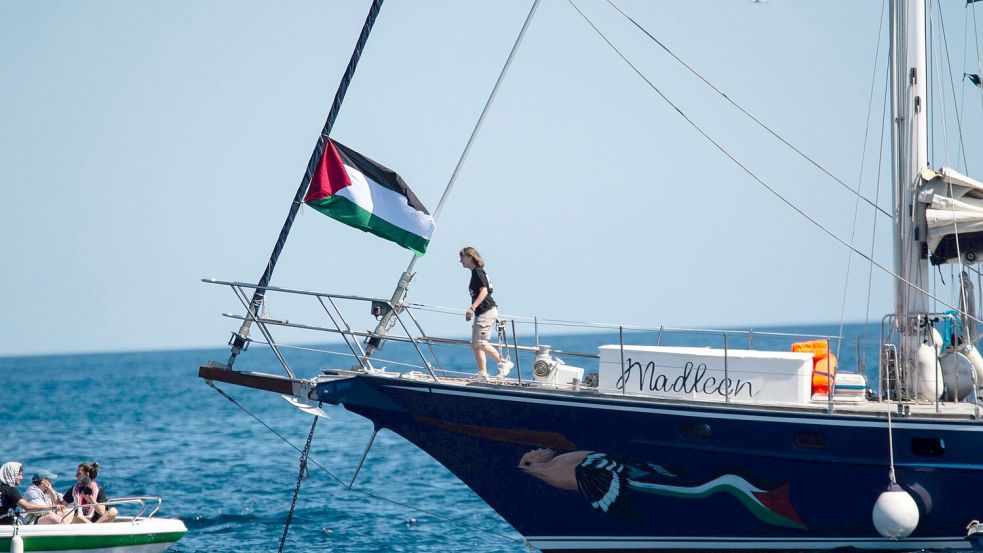 Tagelang waren die Aktivisten auf der „Madleen“ unterwegs. (Archivbild) Foto: Salvatore Cavalli/AP/dpa