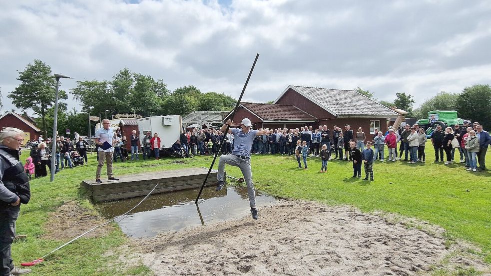 Trocken ans andere Ufer kommen ohne Baden zu gehen – das ist die Herausforderung beim Pulstockwettbewerb in Ditzumerverlaat. Foto: Gemeinde Bunde