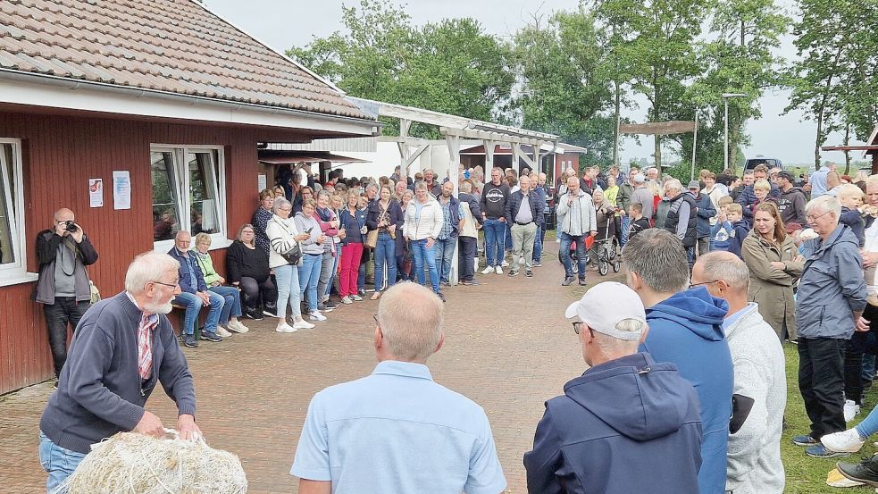 Der Wettbewerb zum Strohballen-Weitwurf gehört zu den Disziplinen beim Verlaatjer Pfingstmarkt. Foto: Gemeinde Bunde