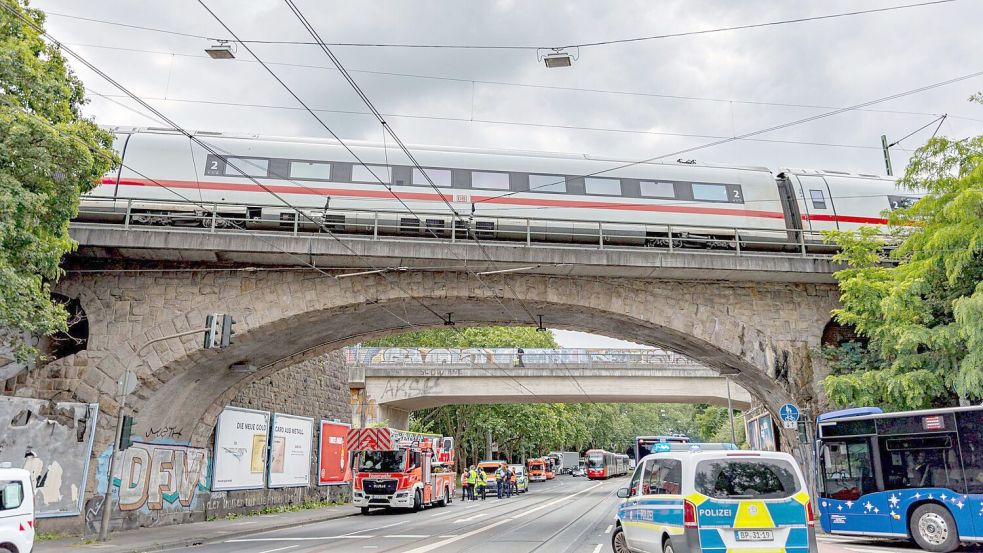 Viel Geduld mussten Fahrgäste eines liegengebliebenen ICEs haben, der am Montag in Köln strandete: Die letzten Fahrgäste konnten den Zug erst nach fünf Stunden und 20 Minuten verlassen. Foto: Daniel Evers/dpa
