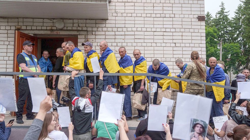 Eine neue Gruppe ukrainischer und russischer Kriegsgefangener sind bei einem Austausch freigekommen (Archivbild) Foto: Evgeniy Maloletka/AP/dpa