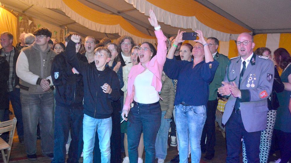 Mitsingen und Tanzen lautete das Motto der Party am Sonntagabend. Fotos: Holger Weers