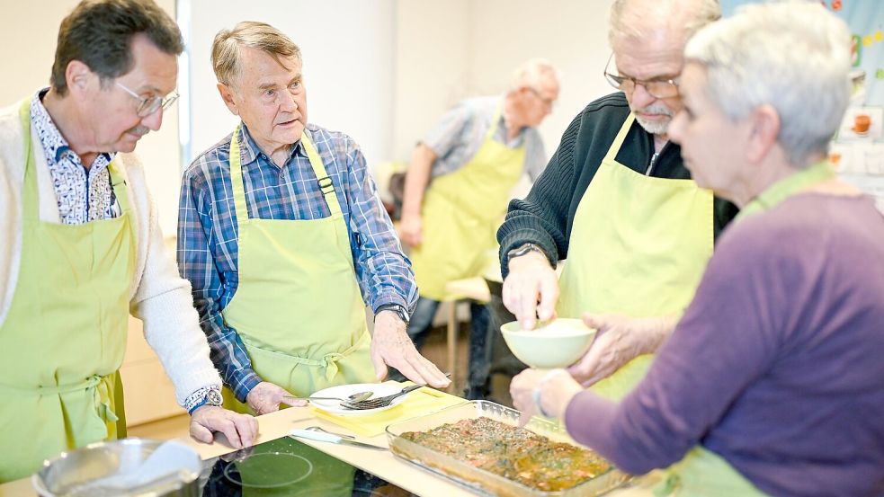 In einer Lehrküche begegnen sich in Ludwigshafen einmal im Monat Männer, die mehr verbindet als Kochen. Foto: Uwe Anspach/dpa