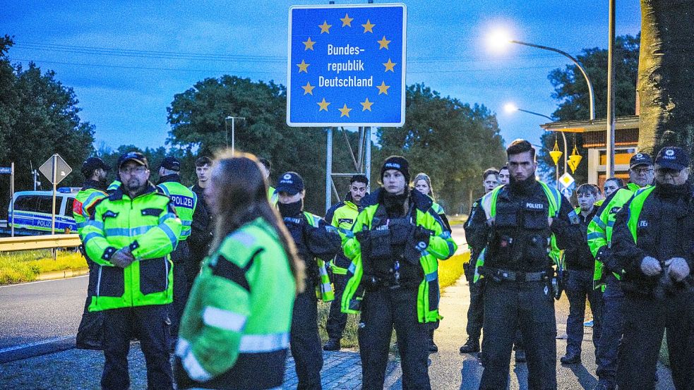 Auf der deutschen Seite der Grenze bei Haren steht die deutsche Polizei bereit, um einzugreifen, falls niederländische Bürger eigenmächtig Grenzkontrollen durchführen. Foto: ANP/dpa