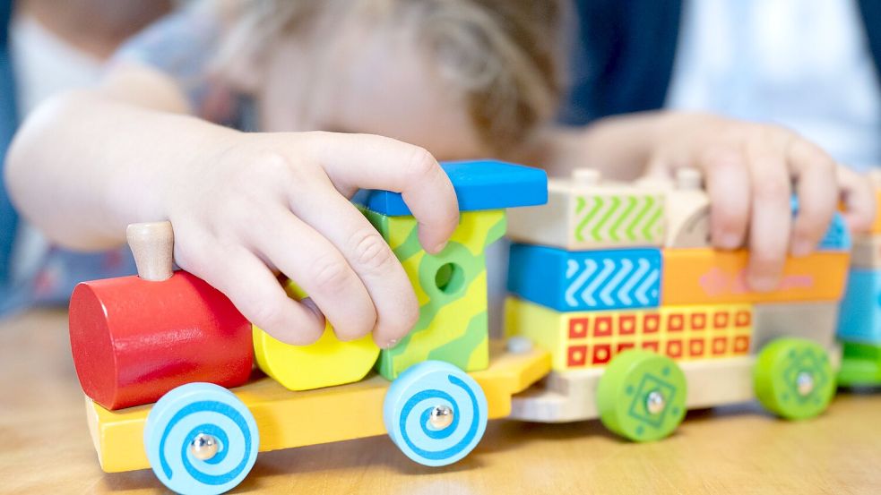 Zum Spielen brauchen Kinder nicht zwingend Spielzeuge. Diese können aber wichtige Funktionen erfüllen. Foto: Sebastian Kahnert/dpa
