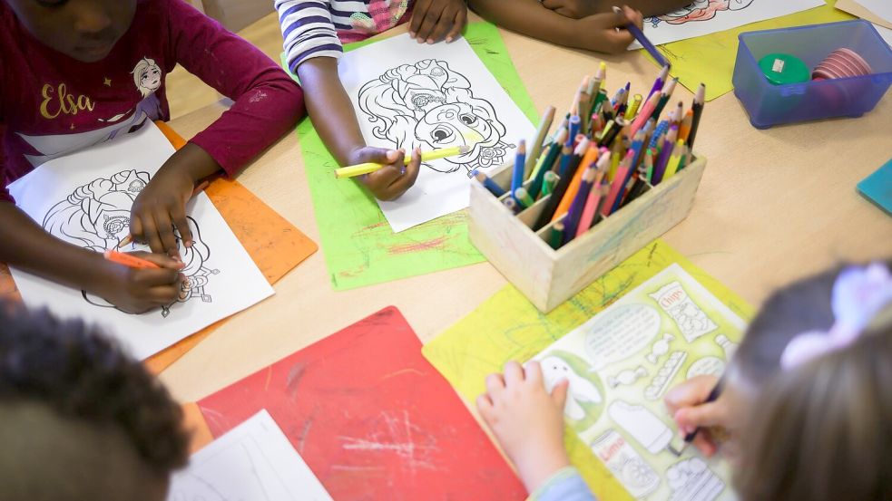 Kreative Aktivitäten für Kinder finden laut einer Umfrage fast alle Deutschen wichtig - gerade digitale Medien sehen viele aber als Hindernis. (Symbolbild) Foto: Christian Charisius/dpa