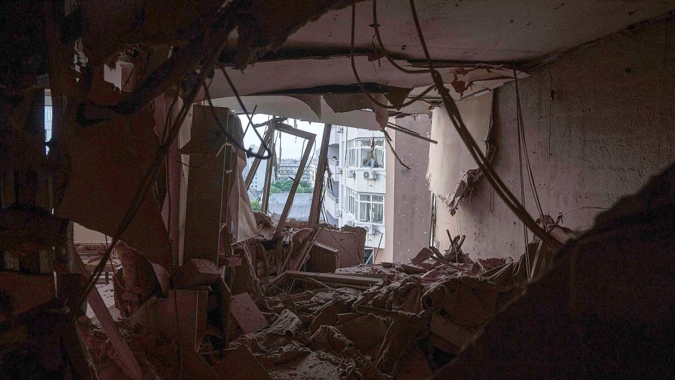 Immer wieder greift Russland auch Kiew an. Foto: Evgeniy Maloletka/AP/dpa