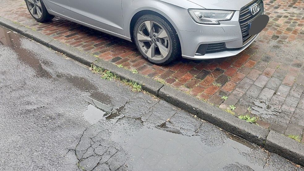 Die Rudolf-Breitscheid-Straße ist eine ehemalige Kopfsteinpflasterstraße, die asphaltiert wurde. Der Asphalt ist mittlerweile brüchig und gerissen, es haben sich tiefe Spurrillen und Schlaglöcher gebildet. Foto: Ines Wissmann.