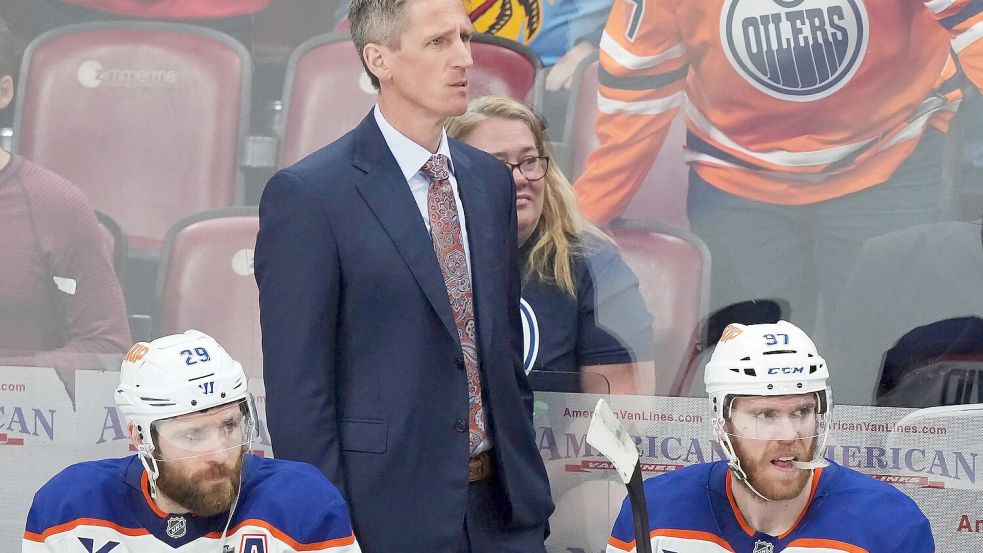 Oilers-Coach Kris Knoblauch und seine Stars Leon Draisaitl (r) und Connor McDavid haben die dritte Final-Partie bei den Florida Panthers verloren. Foto: Nathan Denette/The Canadian Press/AP/dpa