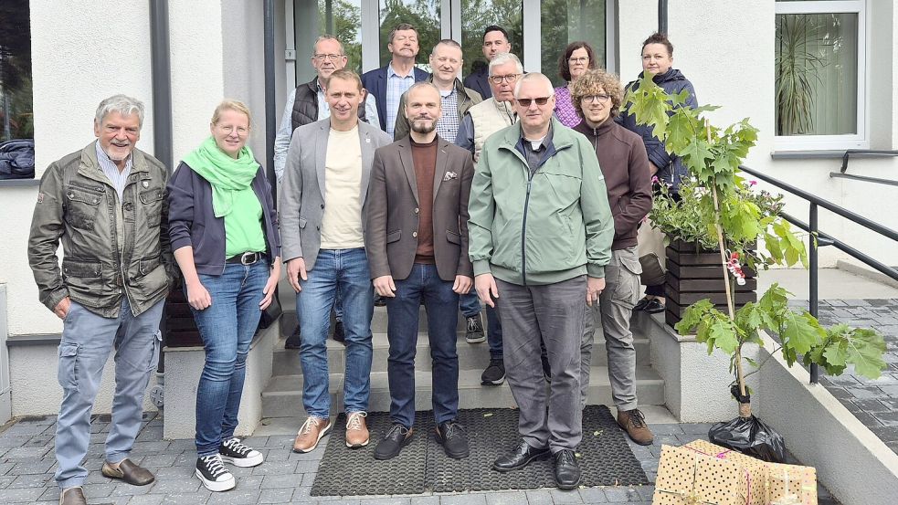 Die ostfriesischen und polnischen Gemeindevertreter stehen eng zusammen. Foto: privat