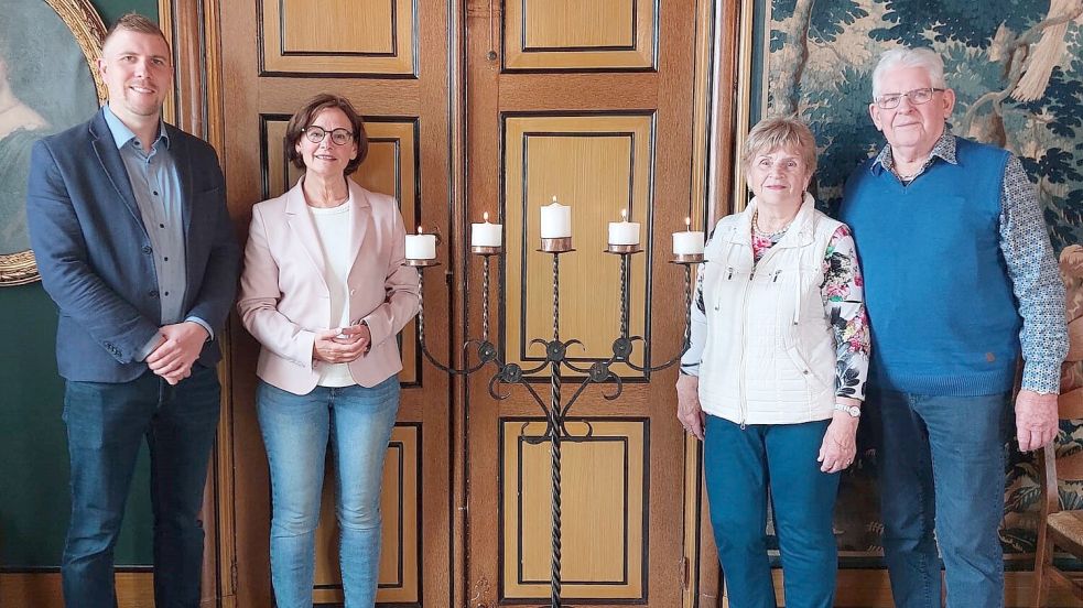 Esens Stadtdirektor Jan-Hermann Becker (von links) und Bürgermeisterin Karin Emken nahmen im Beisein von Nientke Janssen den Kerzenständer von Diedrich Dieker entgegen. Foto: privat