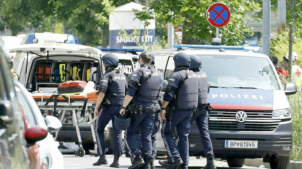 Die Polizei und etliche Rettungskräfte sind gerade mit einem Großaufgebot an einer Schule in Graz im Einsatz. Foto: dpa/APA/Erwin Scheriau