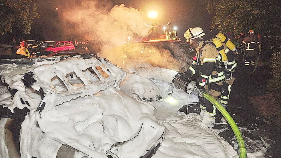 Die Feuerwehr war in der Nacht zu DIenstag zweimal in die Brahmsstraße ausgerückt. Foto: Bodo Wolters