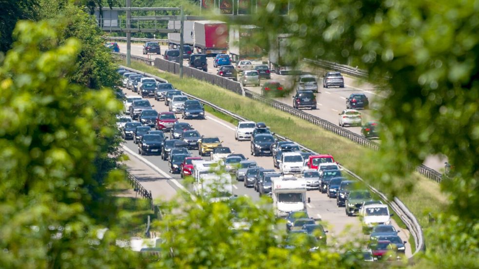 Zum Wochenende rechnet der ADAC wieder mit Staus auf Autobahnen. (Archivbild) Foto: Peter Kneffel/dpa