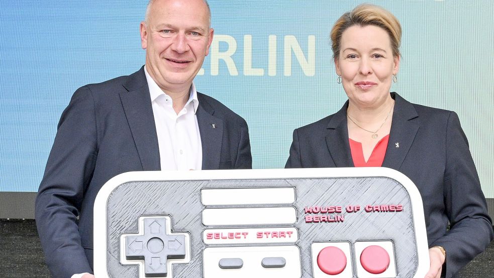 Symbolischer Knopfdruck: Berlins Regierender Bürgermeister Kai Wegner (CDU) und Wirtschaftssenatorin Franziska Giffey (SPD) sind mit der Adresse für das House of Games zufrieden. Foto: Jens Kalaene/dpa