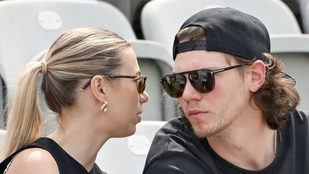 NHL-Verteidiger Moritz Seider schaute mit seiner Freundin, der früheren Shorttrackerin Anna Seidel, beim Tennis vorbei. Foto: Marijan Murat/dpa