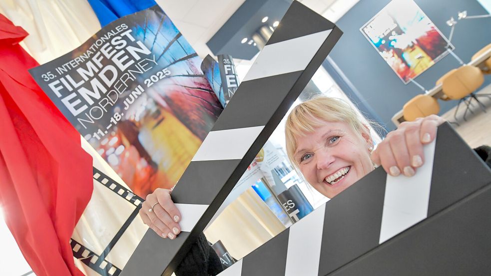 Doris de Vries gehört zum Team, das am neuen Ticket-Counter in der Emder Volkshochschule (VHS) Karten für das Internationale Filmfest Emden-Norderney verkauft. Fotos: Klaus Ortgies