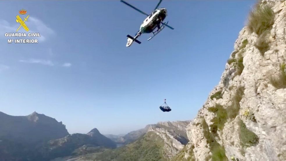 Eine beim Wandern auf Mallorca tödlich verunglückte Deutsche wird mit Hilfe eines Hubschraubers aus unwegsamem Gelände geborgen. Foto: ---/Guardia Civil/dpa