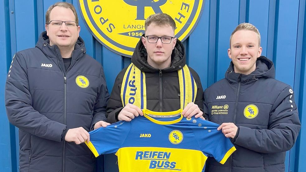 Trainer Gerd Stubbe (links) und Simon Fennen (rechts) gaben unter anderem Jonas Schipper (Mitte, zuvor Stern Völlenerfehn) als Zugang bekannt. Foto: Verein