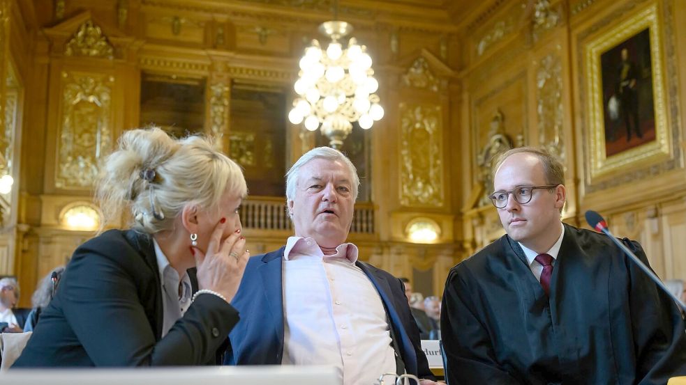 Jürgen Elsässer kam in Begleitung seiner Frau. Foto: Hendrik Schmidt/dpa