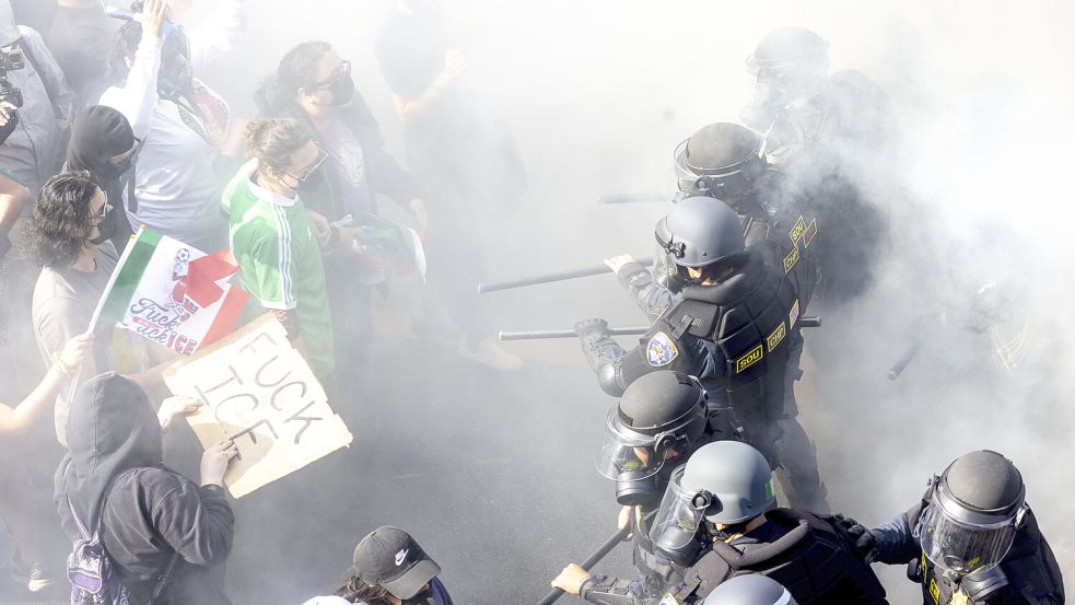 In der Innenstadt von Los Angeles kam es am Sonntag zu Zusammenstößen zwischen Demonstranten und der Polizei. Foto: Jill Connelly/dpa/ZUMA Press Wire