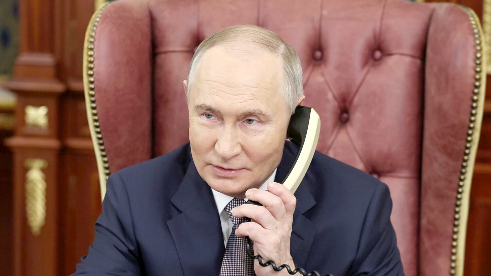 Kremlchef Putin telefoniert noch gern mit einem Schnurtelefon, für Russen mit Smartphone soll es aber neue Services unter staatlicher Aufsicht geben. (Archivbild) Foto: Alexander Kazakov/Sputnik/Kremlin Pool/AP/dpa