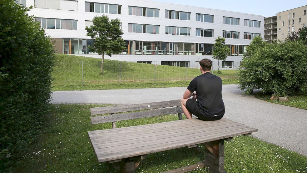 Die Tat ereignete sich an einer Schule. Foto: Heinz-Peter Bader/AP/dpa
