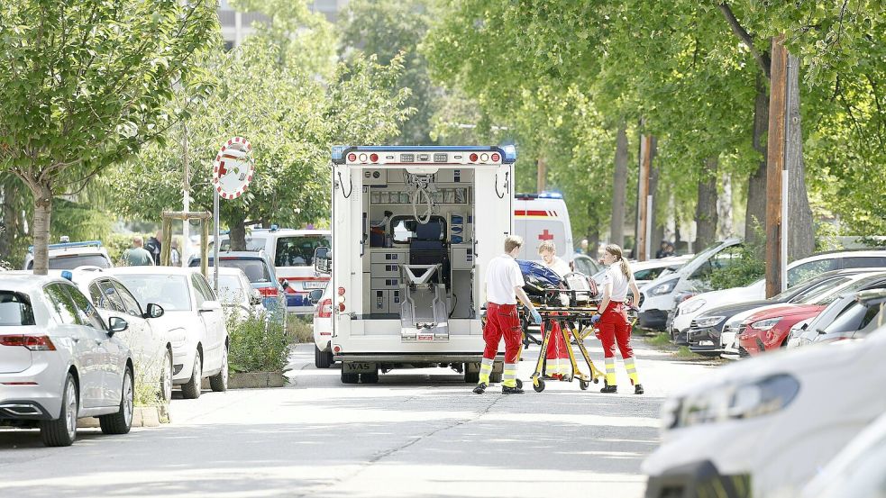 Einsatzkräfte sind vor Ort. Foto: Erwin Scheriau/APA/dpa