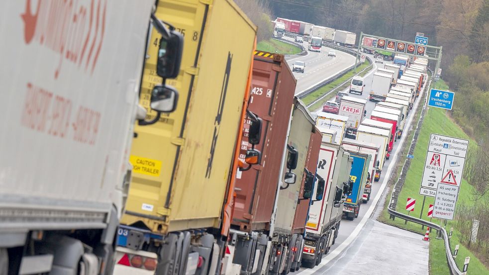 Bislang werden die meisten Lkw mit Diesel betrieben. (Archivbild) Foto: Peter Kneffel/dpa